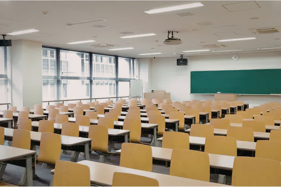 L'escola no és una caserna. Article d'Agustí Colomines. Des de l'Escó 33